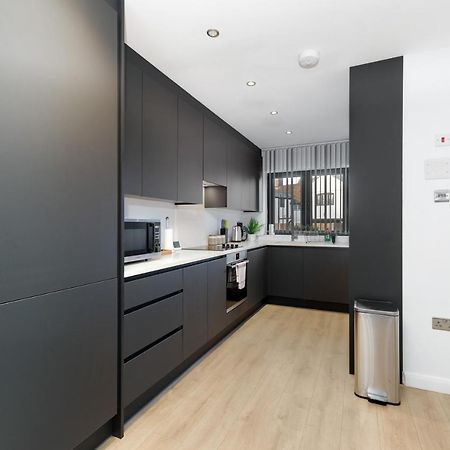Modern 4 Bedroom House With Parking In Farnham Royal, Slough By 360Stays Exterior foto