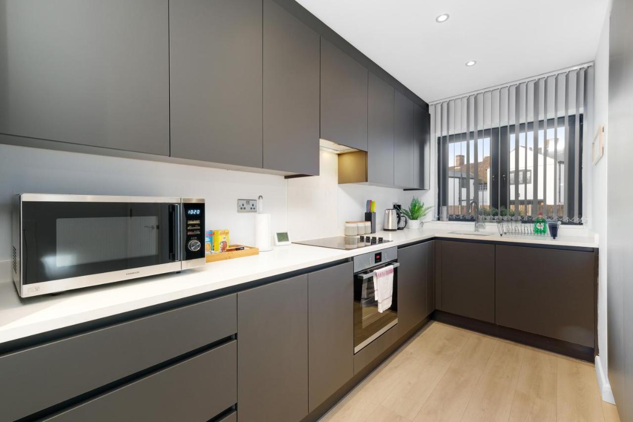 Modern 4 Bedroom House With Parking In Farnham Royal, Slough By 360Stays Exterior foto