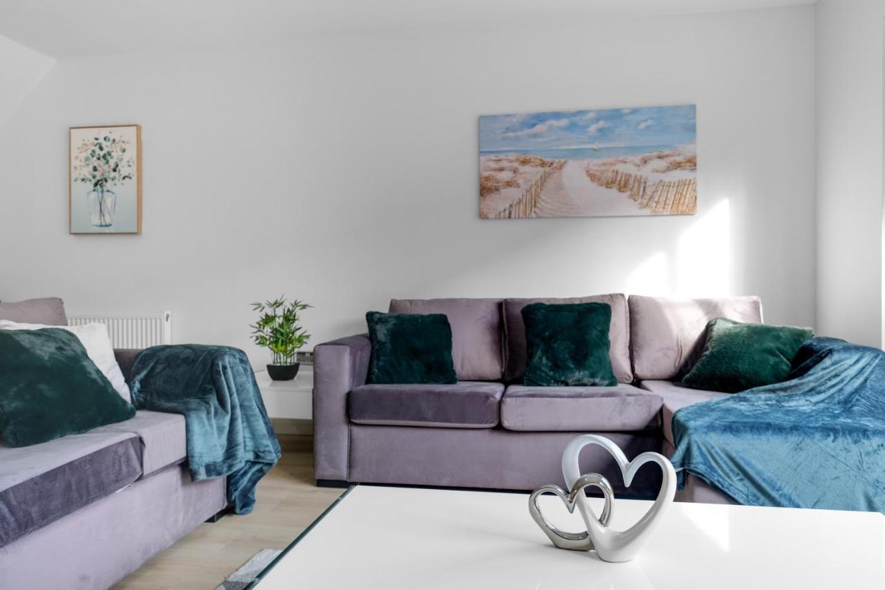 Modern 4 Bedroom House With Parking In Farnham Royal, Slough By 360Stays Exterior foto