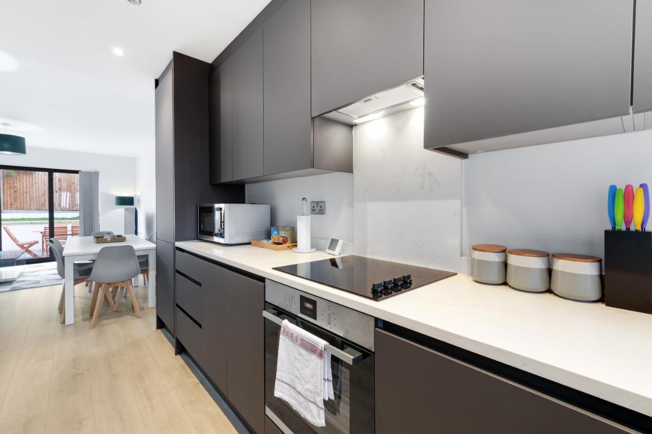 Modern 4 Bedroom House With Parking In Farnham Royal, Slough By 360Stays Exterior foto
