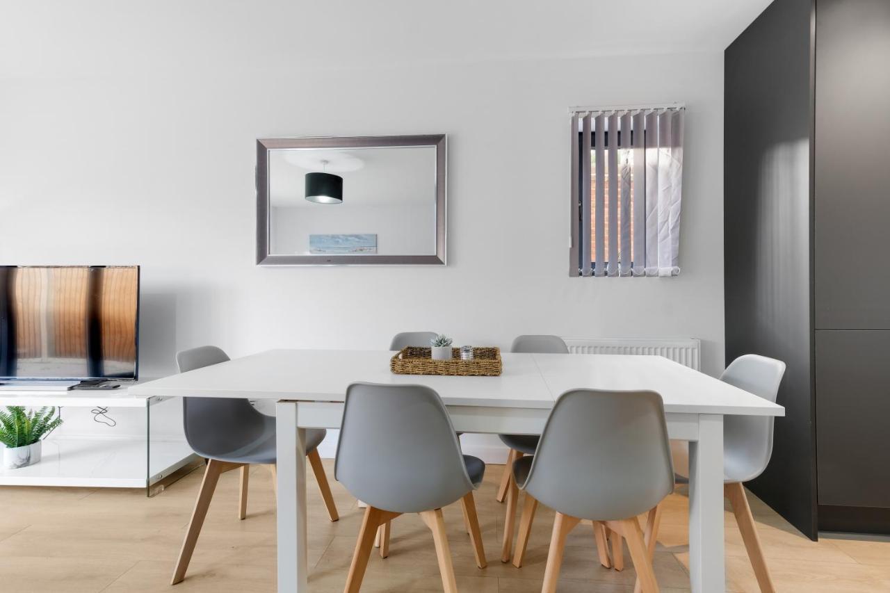 Modern 4 Bedroom House With Parking In Farnham Royal, Slough By 360Stays Exterior foto