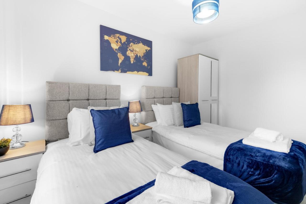 Modern 4 Bedroom House With Parking In Farnham Royal, Slough By 360Stays Exterior foto