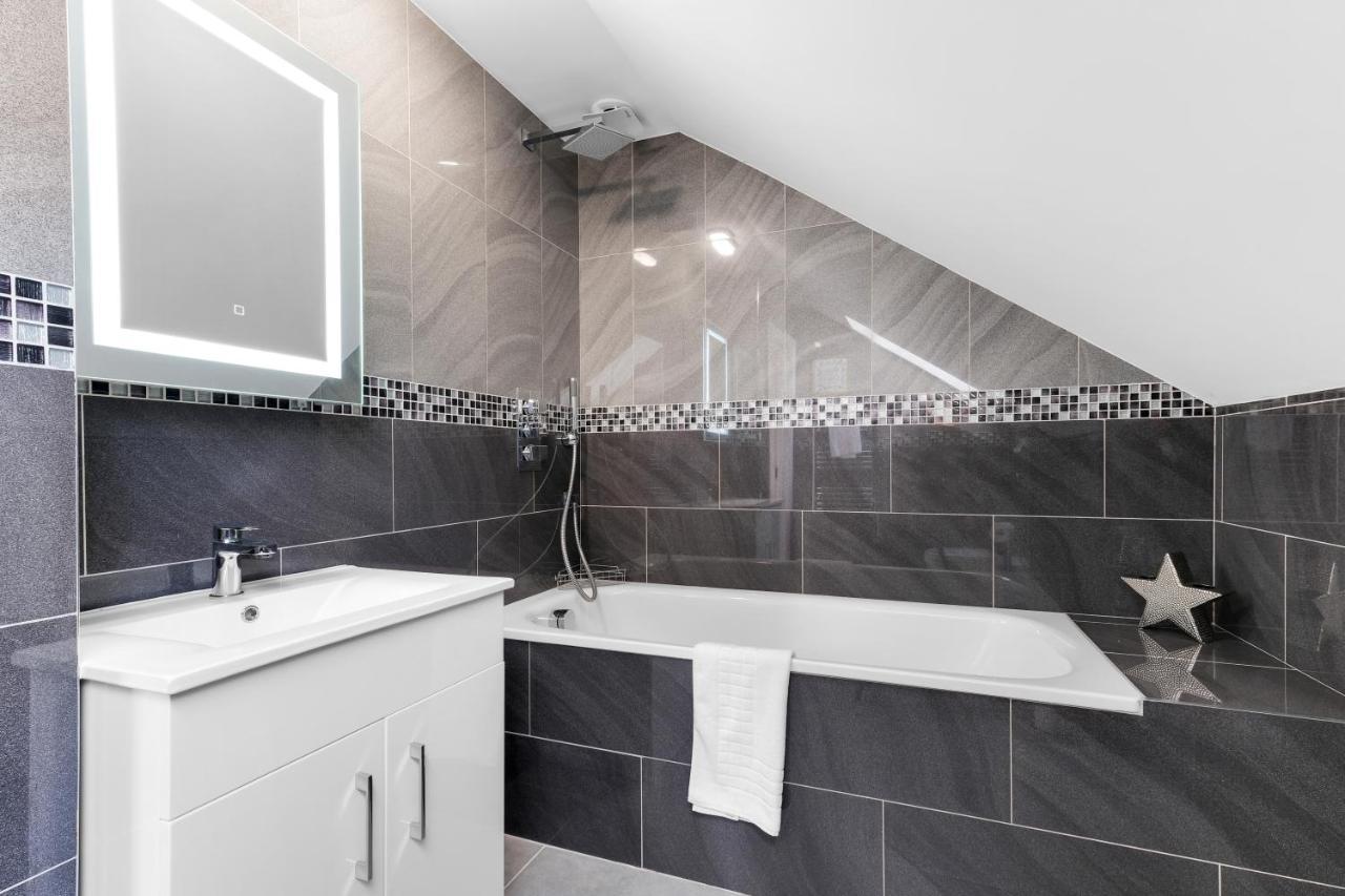Modern 4 Bedroom House With Parking In Farnham Royal, Slough By 360Stays Exterior foto
