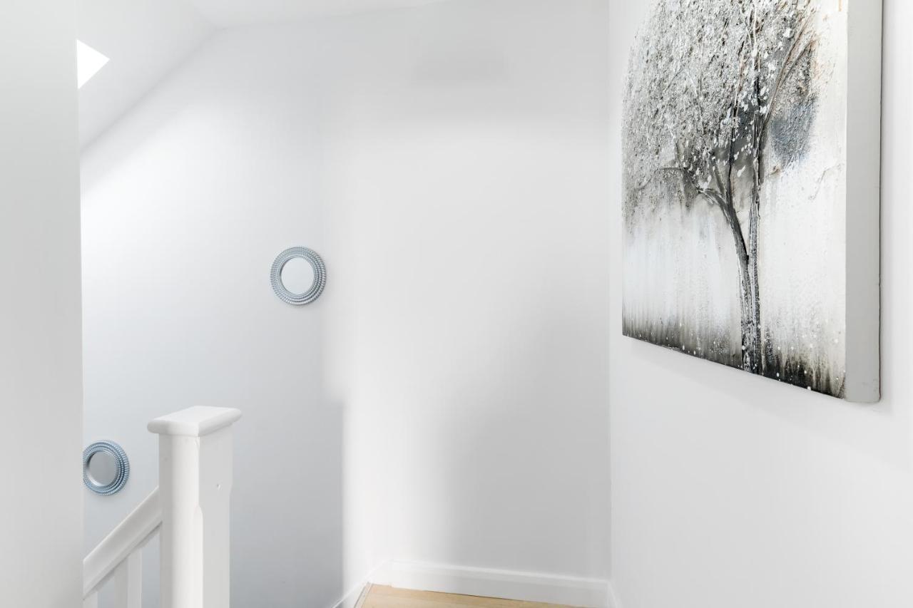 Modern 4 Bedroom House With Parking In Farnham Royal, Slough By 360Stays Exterior foto
