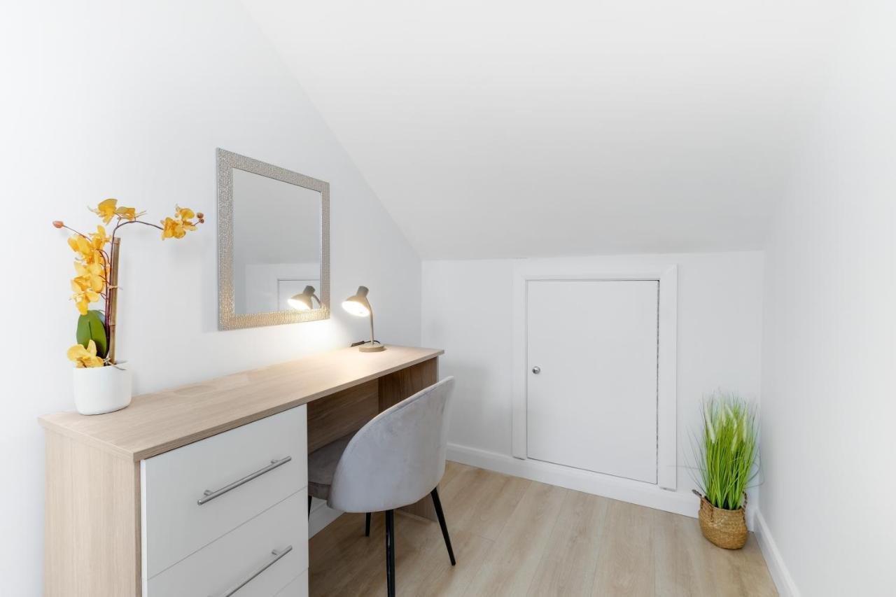 Modern 4 Bedroom House With Parking In Farnham Royal, Slough By 360Stays Exterior foto